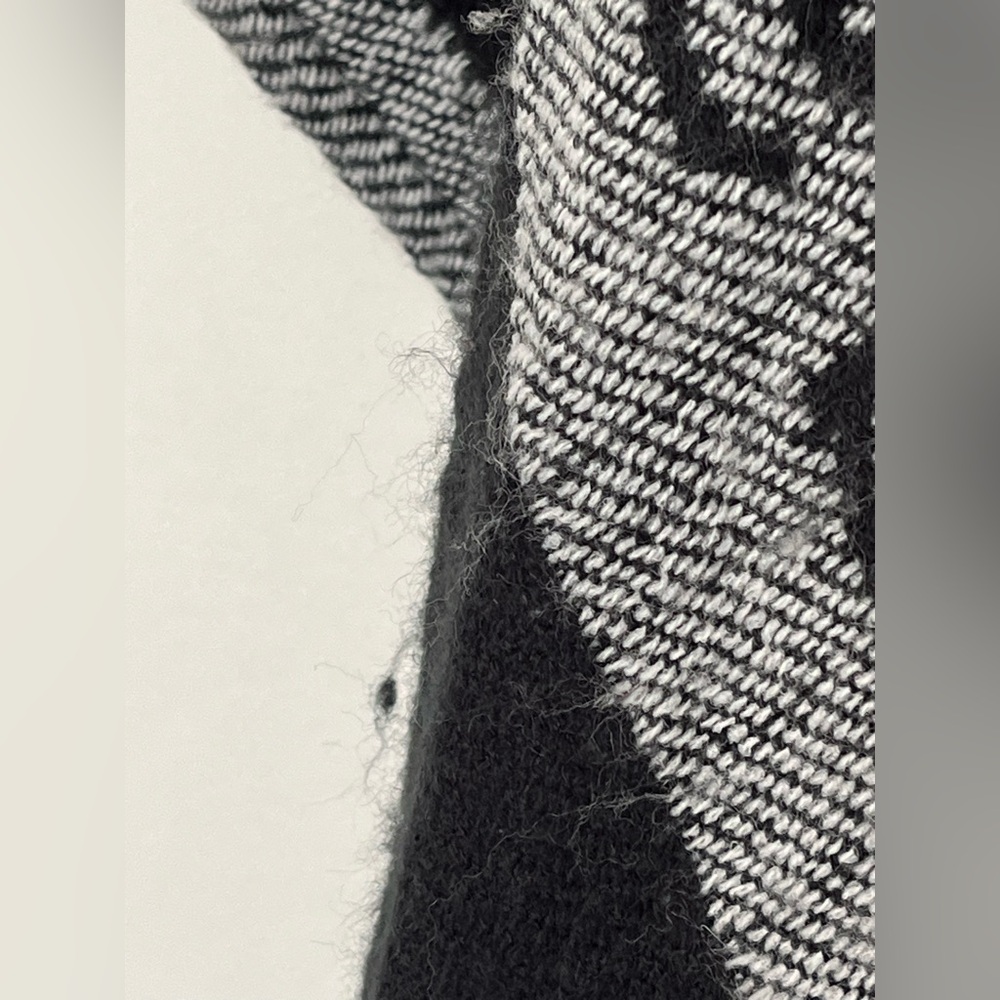 BeBe Ruana With Faux Fur Black Houndstooth - Picture 7 of 12